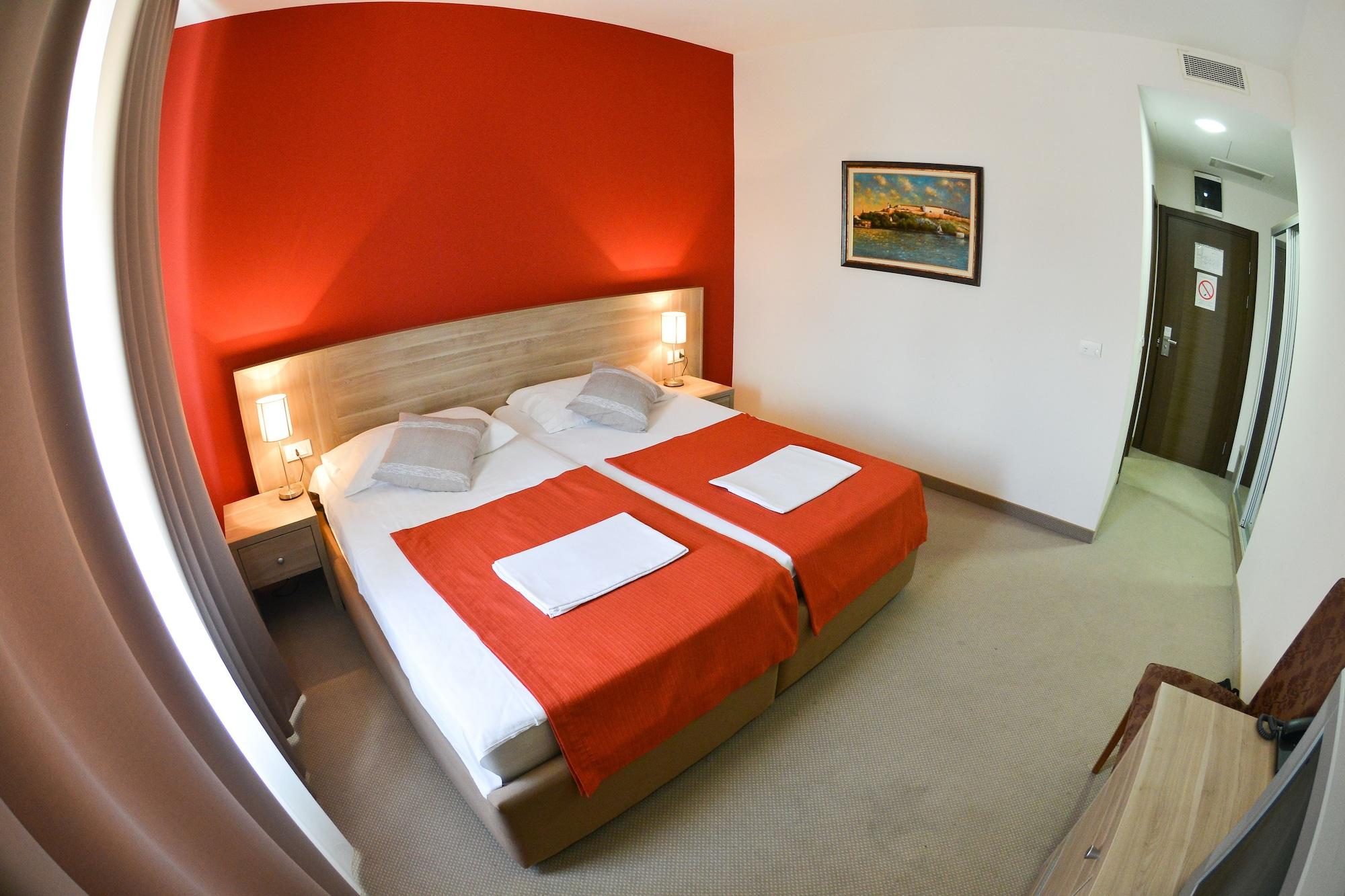 נובי סאד Hotel Putnik מראה חיצוני תמונה